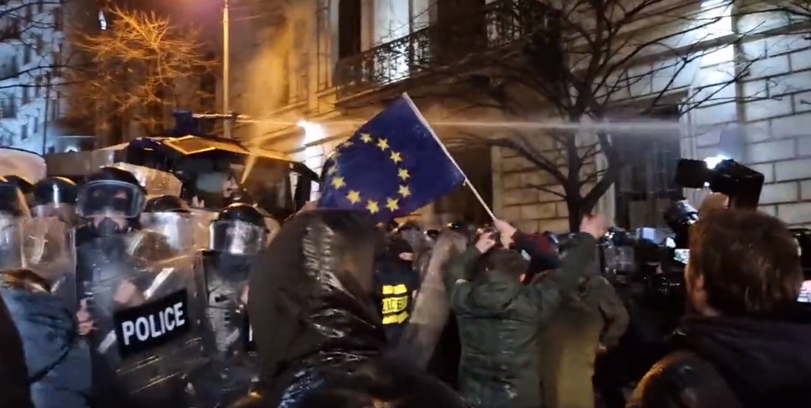 VIDEO. Imagini tulburătoare la Tbilisi, georgienii au luat cu asalt Parlamentul pro-rus care a votat o lege scrisă la Moscova. Ciocniri violente cu poliția