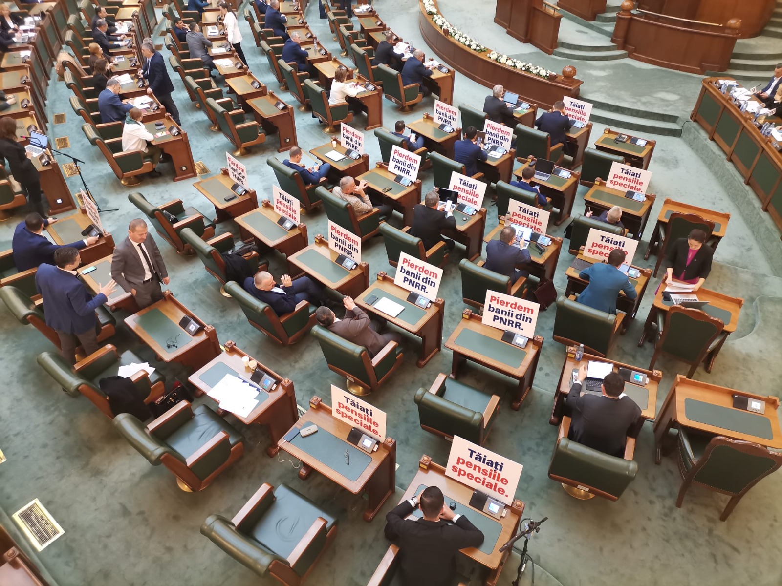 Liberalii în Senat: „Ciucă are 3.000 de euro. Dacă asta vi se pare o pensie mare…”. În realitate, premierul are pensie 3.600 de euro, de 10 ori mai mult decât pensia medie în România