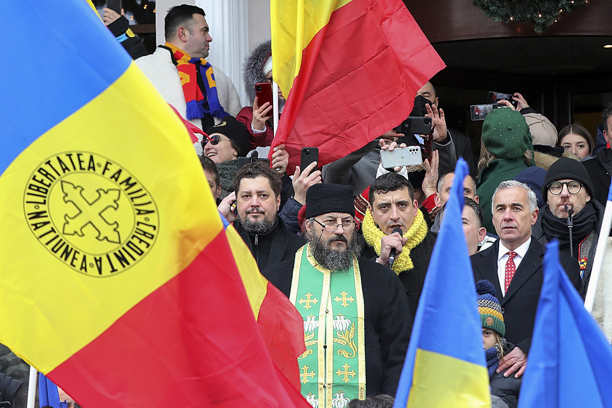 „Abia aștept să se încheie războiul cu victoria ucrainenilor. AUR, pe care mizează toți conspiraționiștii, vadimiștii, neolegionarii, nostalgicii ceaușiști va fi destructurat, iar Simion va avea soarta pe care o merită.“ Adrian Papahagi, război total cu rusofilii din BOR