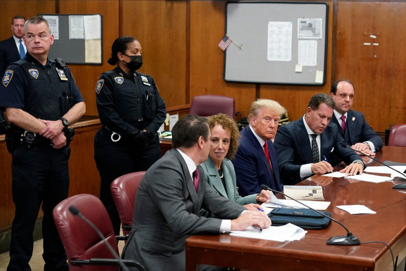 Mult zgomot pentru nimic: arestarea lui Donald Trump n-a prea fost arestare, chiar dacă el a blufat – „Wow, mă vor aresta!”. Cele trei personaje cărora Trump le-a cumpărat tăcerea cu 310.000 de dolari