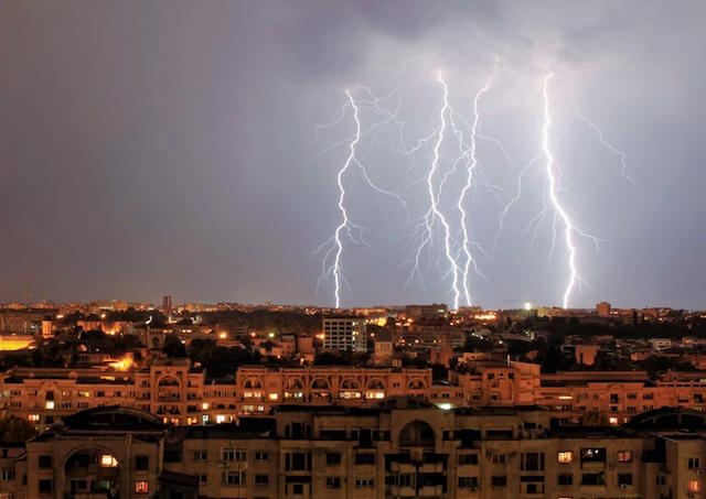 AVERTIZARE METEO. Ploi torențiale, grindină și vânt puternic în toată țara, de luni după-amiză până miercuri seara