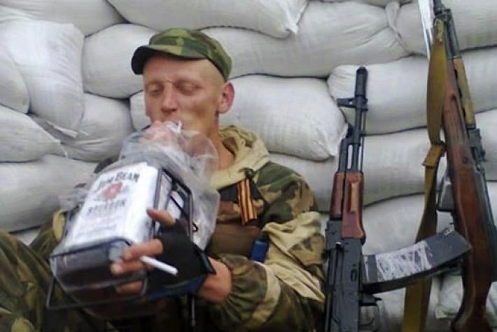 Serviciile de informații britanice: „Există un număr enorm de incidente și decese cauzate de consumul de alcool în armata rusă. Ofițerii se plâng că alcoolismul afectează capacitatea de luptă“
