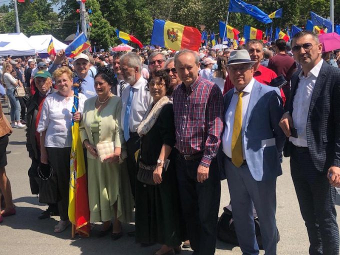 Profesorii, îndemnați să condiționeze încetarea grevei de tăierea pensiilor speciale, a salariilor nesimțite la stat și concedierea clientelei politice. „Nu sacrificați educația și sănătatea a milioane de români pentru a conserva privilegiile unor caste!”