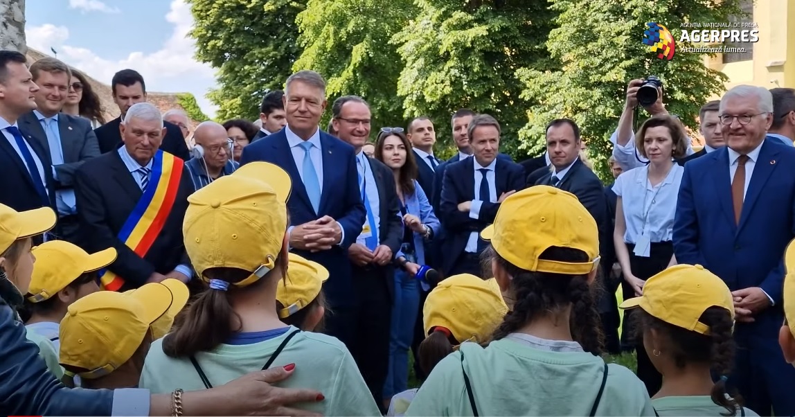 Finalul epic a două mandate goale: Iohannis încolțit, profesorii vin după el. La Cotroceni se anunță marți un miting uriaș, oamenii nu mai suportă aroganța și nemernicia Guvernului său
