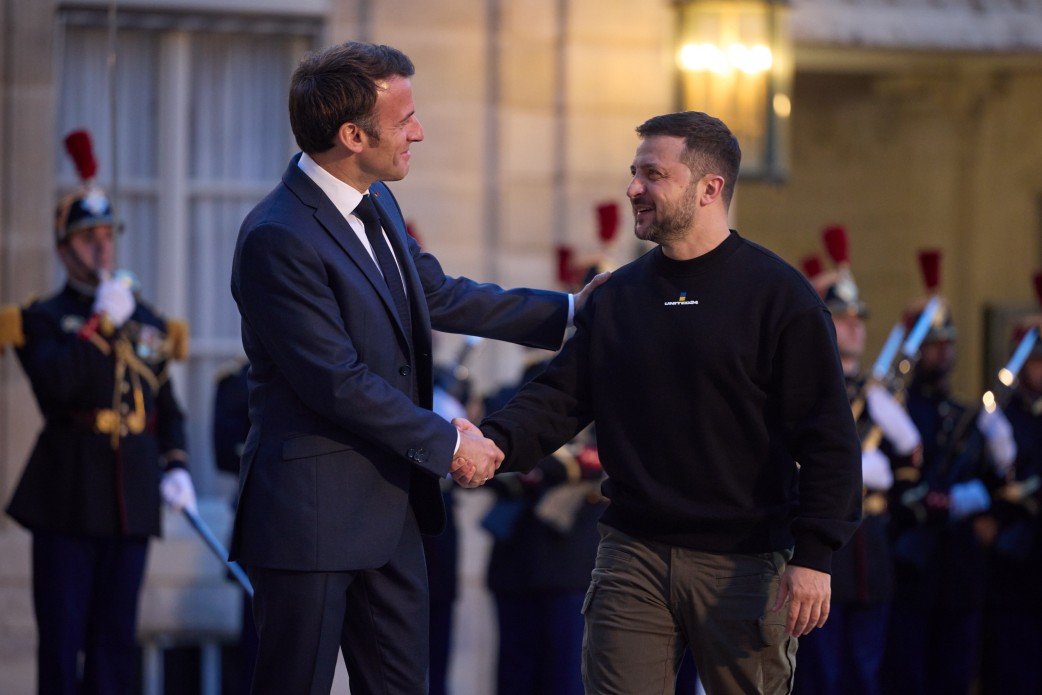 „Franţa va antrena şi va echipa, în următoarele săptămâni, mai multe batalioane ucrainene cu zeci de vehicule blindate şi tancuri uşoare“, anunță Macron și Zelenski