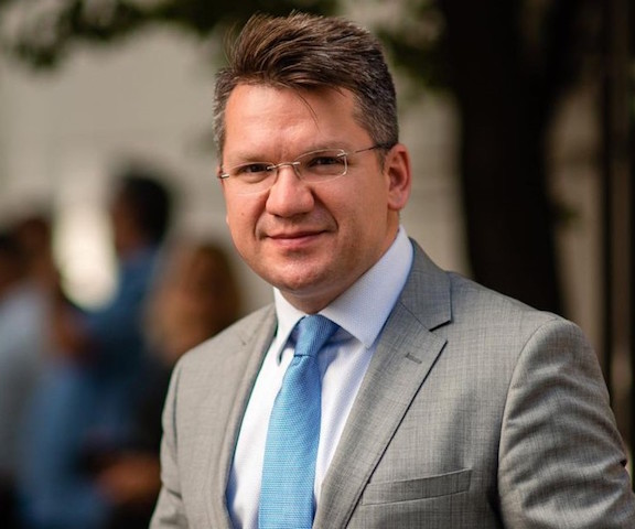 Mihai Neamțu își continuă cruciada anti-europeană. Îi deplânge pe „adulții însingurați ai metropolelor occidentale”, care „se lasă devorați de reciprocitatea carnală”. În Răsărit, totul este perfect, iar barbaria putinistă nu există