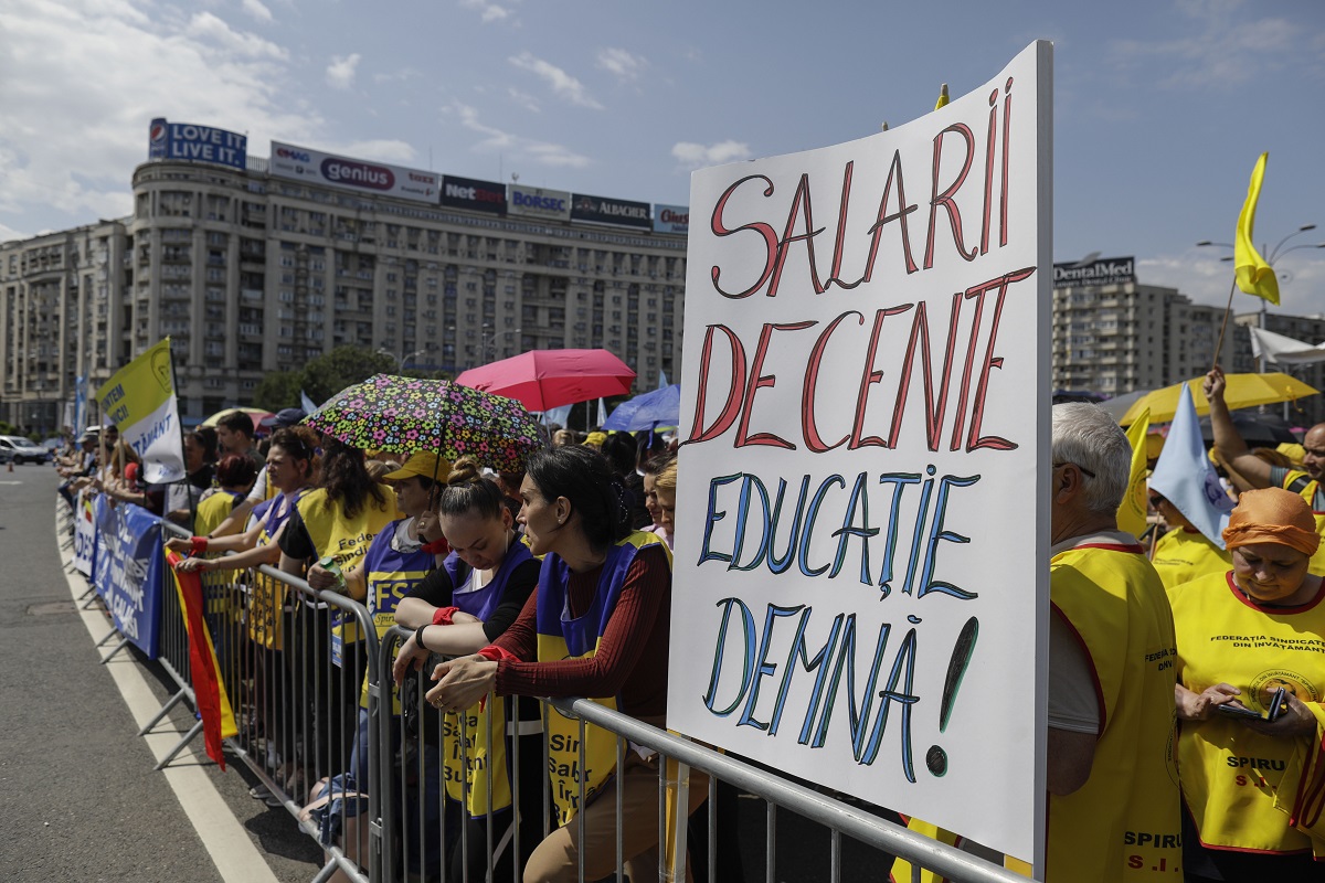 Coaliția PSD-PNL trece la represalii: a modificat pe furiș legea în a treia zi de grevă, astfel încât profesorilor să le fie afectată vechimea în muncă dacă participă la protest