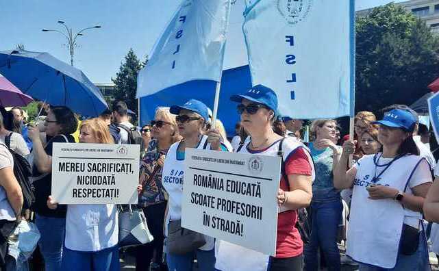 Manipulările au eșuat, Guvernului PSD-PNL îi fuge pământul de sub picioare: sute de elevi li s-au alăturat celor 10.000 de profesori care protestează în Piața Victoriei. „Nu vrem pensii speciale, vrem salarii normale”
