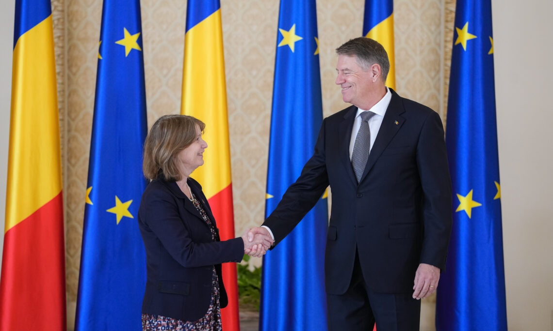 Ambasadoarea SUA, surprinzător mesaj de susținere pentru regimul corupt de la București: „Suntem foarte mulțumiți de situația actuală și ne bucurăm să vedem stabilitate”