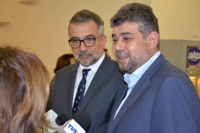 Nepotism scârbos al premierului Ciolacu: și-a numit-o șefă de cabinet pe Otilia Romașcanu, nașa fiului său, după ce pe nașul Lucian Romașcanu l-a făcut senator și ministru!