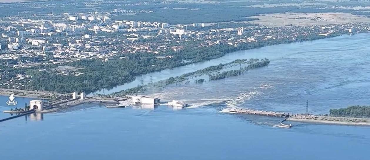 VIDEO. Imagini cutremurătoare: barajul strategic Nova Kahovka, de pe Nipru, a fost aruncat în aer, se produc inundații catastrofale. Crimeea și centrala atomică de la Zaporojie rămân fără apă