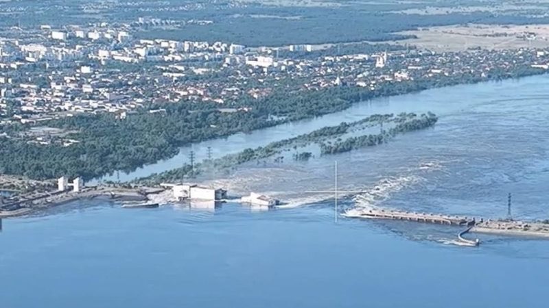 Barajul de la Nova Kahovka, detonat la ordinului unui general rus beat? Ucrainenii au văzut șocați cum soldații ruși sunt înghițiți de torent