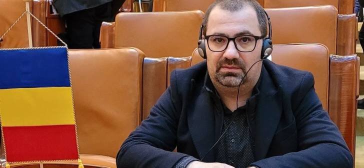 AUDIO. „Mâine să nu vii la Parlament, jegule! Îți rup chiloții de pârțar ce ești, mă, m…! Să ți-o îndes!“ Deputatul Titi „Patru-Mâini“, dat afară de AUR după ce s-a îmbătat și a sunat colegi până la 3 dimineața
