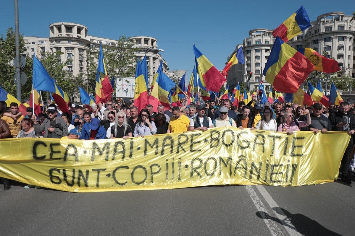 Ravagiile făcute de conspiraționiști în mintea românilor: sute de părinți din Alba au refuzat cântărirea și măsurarea copiilor pe motiv că nu vor ca UE să facă teste