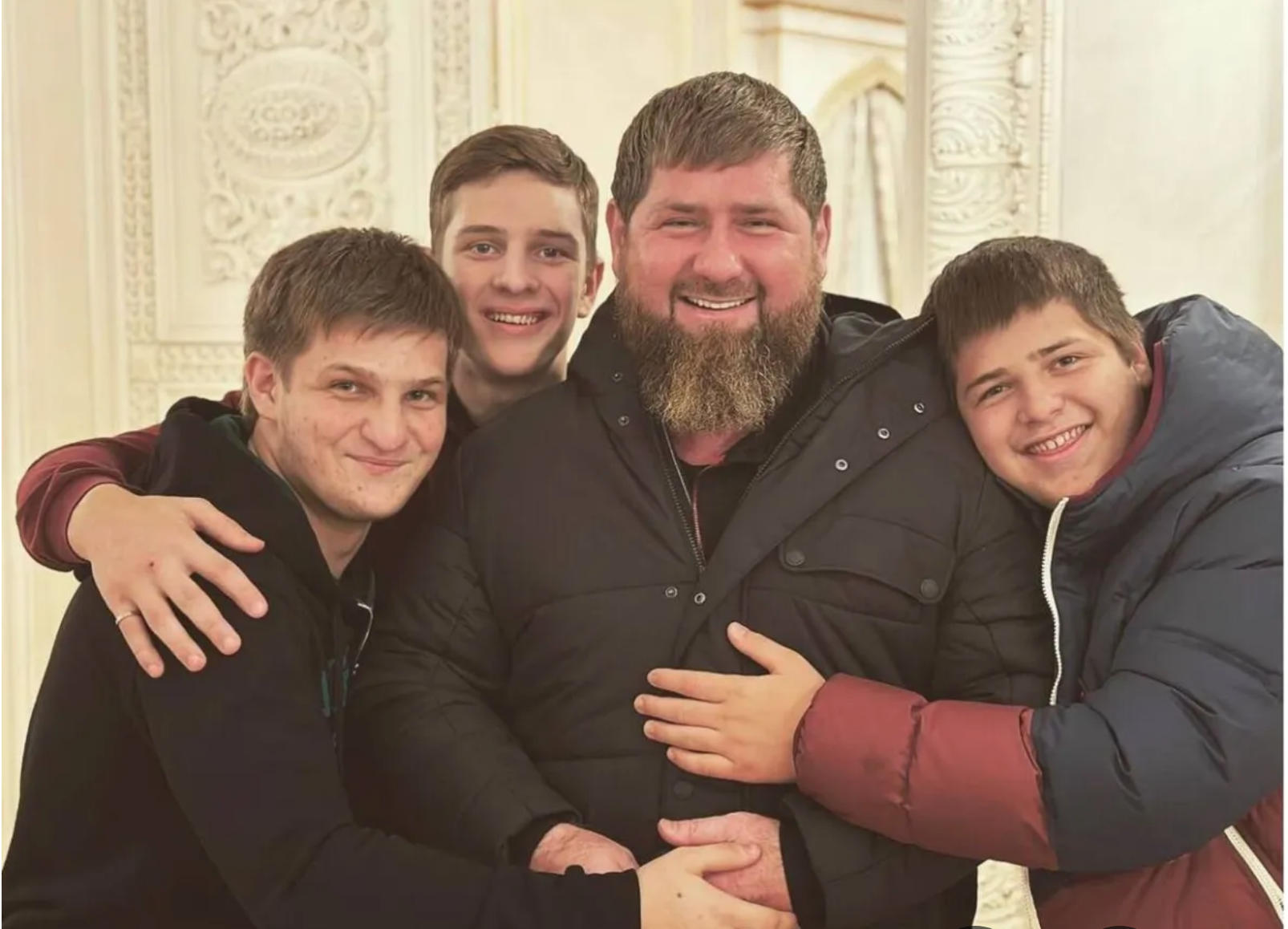 Cecenul Kadîrov ar fi pe moarte, i-au fost pregătiți deja doi înlocuitori. „I-au cedat rinichii, îi este greu să mai vorbească. Nu-l mai ajută nici procedura de dializă”