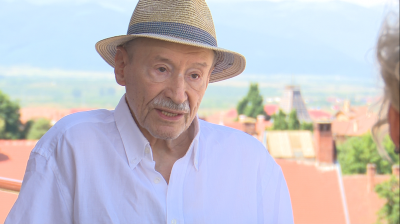 Victor Rebengiuc: „Pot să spun că sunt fericit într-o ţară condusă de Marcel Ciolacu? Asta e nenorocirea noastră” / „Revoluţia a fost o iluzie, ruşinea pe care o trăim acum. Moştenitorii comuniştilor au pus mâna pe putere, au furat toţi banii”