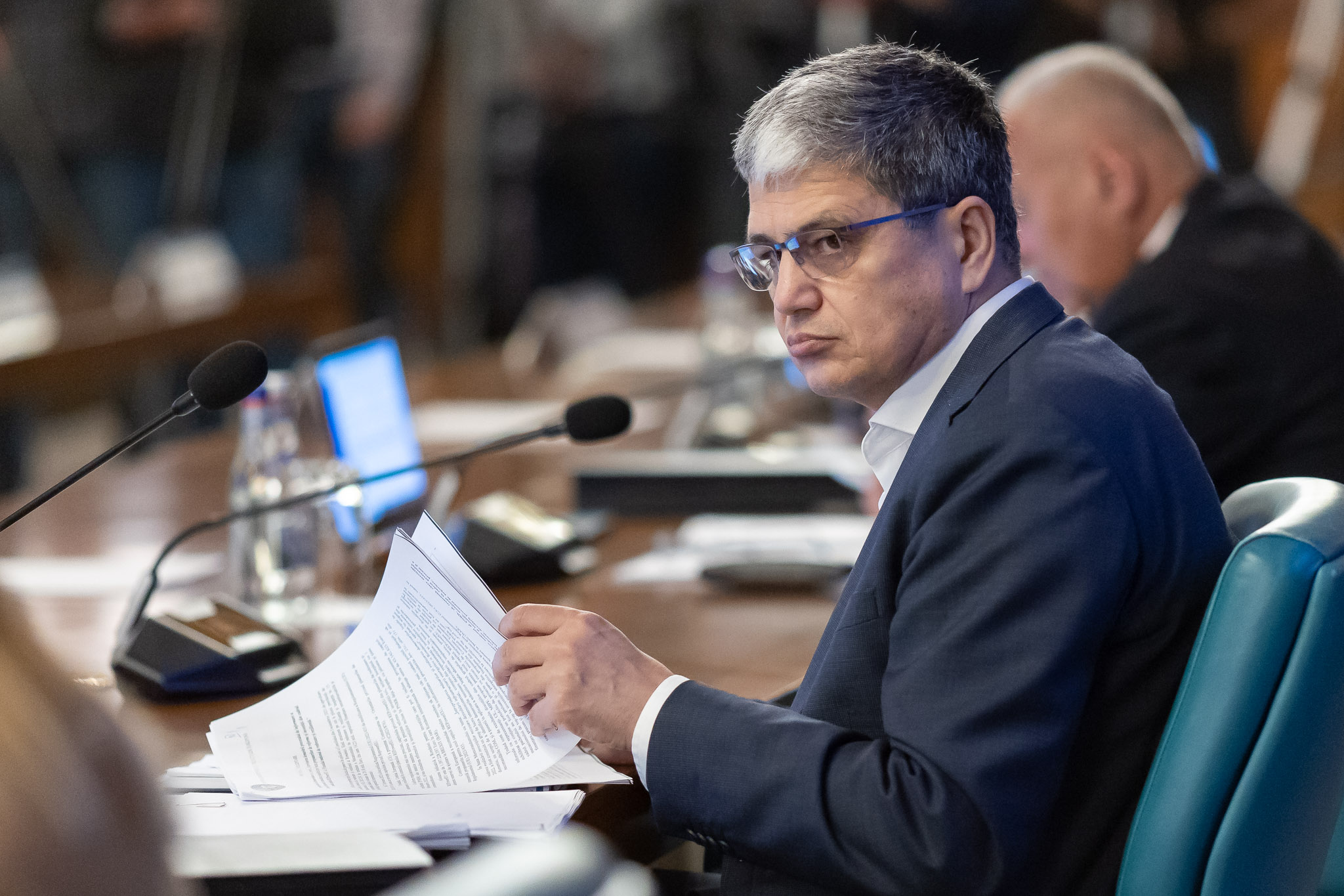 Ministrul liberal Boloș, amenințat în partid că „va fi dat cu capul de pereți” pentru că a îndrăznit să dezvăluie că UE taie fondurile europene dacă România nu reduce deficitul