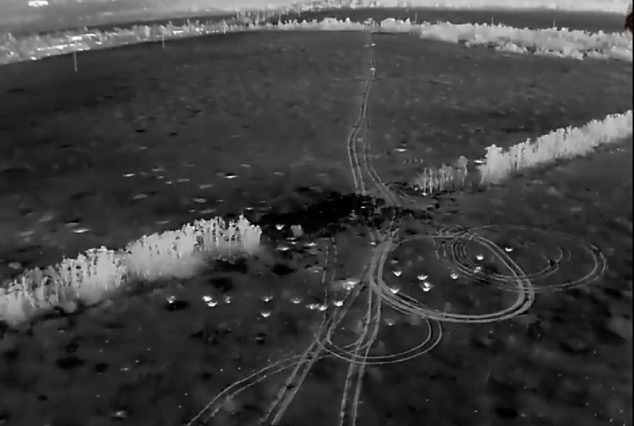 VIDEO. Ucraina a masacrat o concentrare de trupe rusești folosind muniție cu dispersie livrată de SUA. Atacul, filmat cu drone