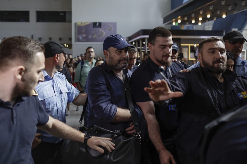 Bine-ai venit acasă, hoțule Vâlcov! Hoților din PSD le era dor de tine. Televiziunea unui pușcăriaș abia așteaptă să te facă analist financiar, lângă experții Dragnea, Mitrea și Dian