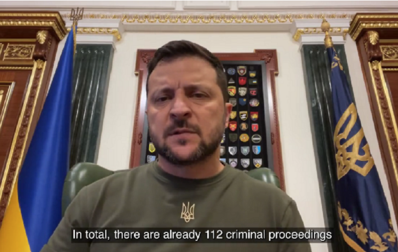 Zelenski a decapitat rețeaua de militari corupți care, în loc să recruteze bărbați pentru front, îi ajuta să scape de armată și să fugă peste graniță. Toți șefii regionali responsabili cu recrutarea au fost destituiți și acuzați de trădare