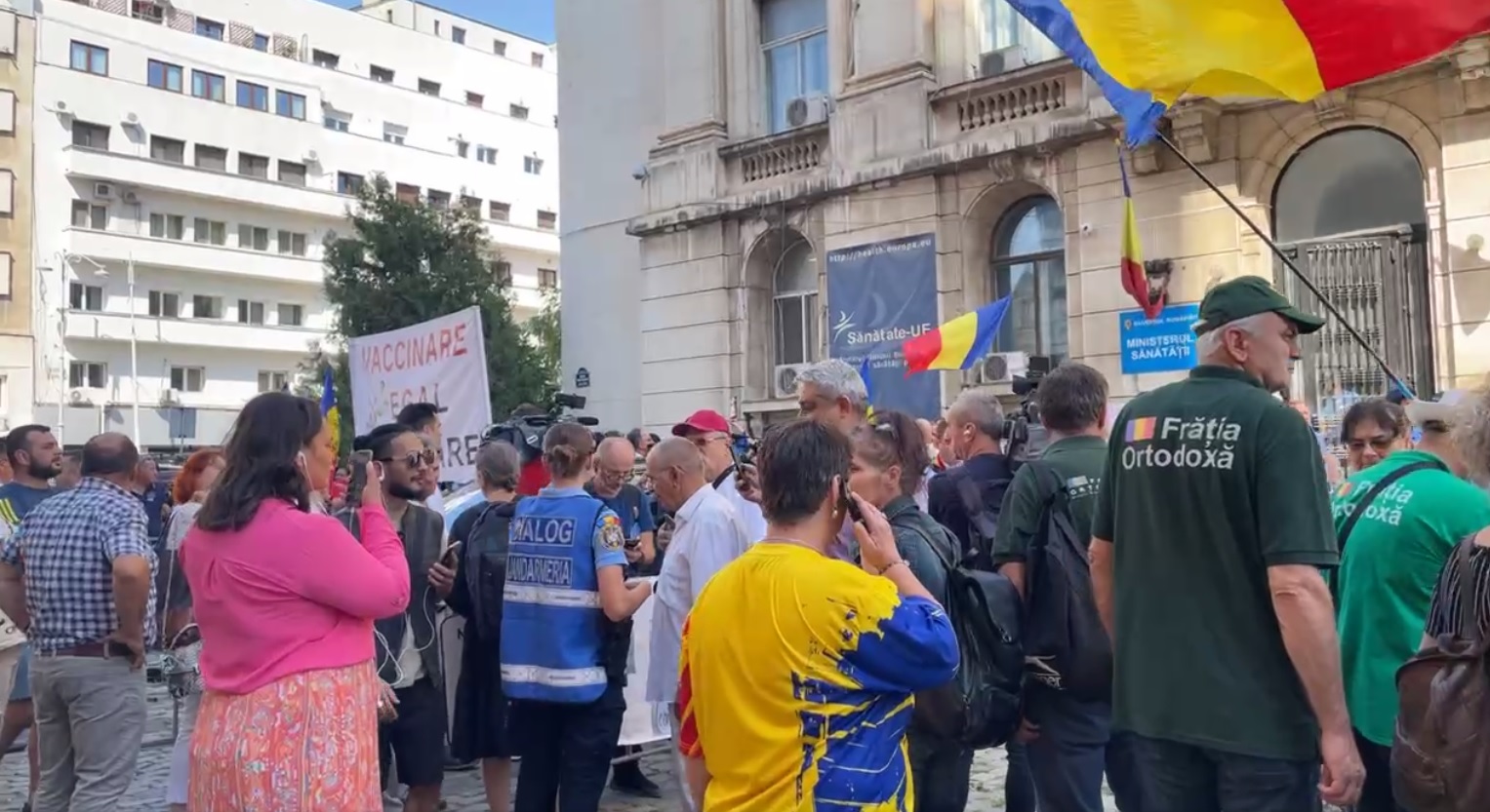 Diversiune AUR: 300 de oameni la miting de protest împotriva „vaccinării obligatorii”, deși nu există un astfel de plan. România a ajuns sub Africa la procentul vaccinaților