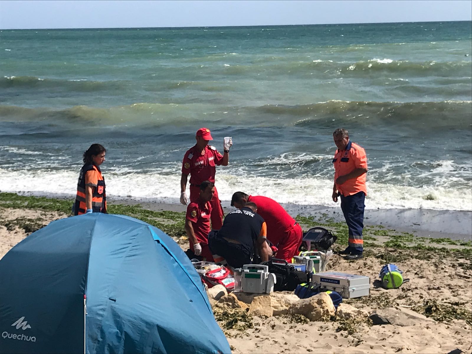 Neptun, al patrulea înecat în cea mai neagră zi din ultimii ani pe litoralul românesc. Salvamarii sunt tratați ostil de turiști: „Degeaba încercăm. Spun că au plătit hotel, trebuie să intre în apă!”