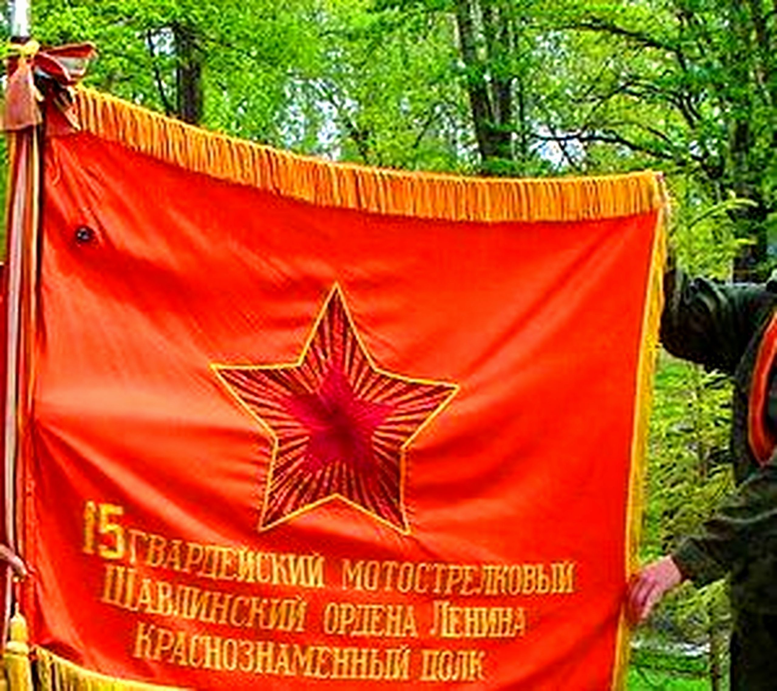Soldați ruși disperați se plâng că sunt forțați să ia cu asalt câmpuri minate, suferind pierderi uriașe, după ce ofițerii au raportat fals la Moscova că obiectivele fixate au fost deja capturate 80 din cei 100 de membri ai grupului de luptă din Regimentul 15 de gardă pușcași mecanizați ruși puși să ia cu asalt o centură forestieră au fost uciși ori răniți în doar câteva minute, după ce ofițerul acestora a raportat în fals cucerirea obiectivului. Cazul, dezvăluit de supraviețuitori într-un mesaj audio difuzat pe canalul de Telegram „Astra”, readuce în prim-plan problema minciunii instituționalizate din armata rusă, una din dimensiunile acesteia fiind raportările false. Soldații care au scăpat din masacru spun că au fost nevoiți să se târască prin câmpuri minate, suferind pierderi uriașe, deoarece comandanții lor au raportat în mod fals superiorilor că obiectivele fixate fuseseră deja capturate. Cei care au refuzat să plece în acest asalt frontal nebunesc au fost împușcați în picioare de comandantul lor, relatează istoricul militar britanic Chris Owen pe contul său de Twitter, citând surse rusești. Membrii Regimentului 15 de gardă pușcași motorizați se plâng că au fost „forțați să ia așa-numita «Mustață»”, așa cum sunt poreclite centurile forestiere: „Suntem obligați să mergem cu pieptul gol prin câmpurile de mine. De ce suntem conduși acolo? Pentru că șefii au raportat deja că au luat deja totul”. Cei care au scăpat din carnagiu relatează că ofițerul i-a obligat să atace o „fortăreață” ucraineană păzită de patru mitraliere și un mortier: „În timpul încăierărilor, uneori mai iese și un tanc. Trebuie să străbatem mai mult de 50 de metri pe teren deschis, prin câmpuri minate și să capturăm 700 de metri de pădure, o fâșie”. Potrivit celor care au scăpat, în doar 20 de minute de luptă 80 din cei 100 de membri ai detașamentului de asalt au fost răniți sau uciși. În ceea ce-i privește pe cei care au refuzat, comandantul cu indicativul „Utyos” „i-a împușcat personal [pe aceștia] în picioare”. Rudele celor 20 de supraviețuitori confirmă evenimentul și spun că militarii rămași în viață au fost trimiși la „centrul rusesc de reabilitare a deținuților” din subsolul Casei de Cultură din Zaițeve, care funcționează ca un centru de tortură administrat de FSB pentru „remotivarea” soldaților reticenți. Nu e foarte clar unde a avut loc acest incident relatat de soldații ruși, dar probabil că e vorba de regiunea Lugansk, din estul Ucrainei. Membrii Regimentului 15 de gardă pușcași motorizați s-au mai plâns și anterior de problemele pe care le au în această regiune. Acest caz nu e deloc singular. În primăvara anului trecut s-a raportat cum sute de ruși au murit în luptele pentru capturarea satului Dovhenke, din estul Ucrainei, după ce comandantul lor apucase deja să raporteze la comandamentul armatei, în mod fals, că situația e sub control și că localitatea a fost cucerită. Un soldat rus i-a spus atunci mamei sale: „Dacă nu luăm Dovhenke, există trei dosare penale care atârnă acum asupra comandantului de divizie, el [va fi] închis… În urmă cu trei săptămâni s-a raportat că am luat pe Dovhenke. Iar noi, acolo, [încă] luptăm pentru el”. Un alt soldat, Daniil Frolkin, a declarat cu altă ocazie că superiorul său ierarhic din Brigada 64 de pușcași motorizați a raportat în mod fals capturarea unei centuri forestiere. Bărbatul a fost rănit într-un atac ucrainean și a trebuit să fie evacuat