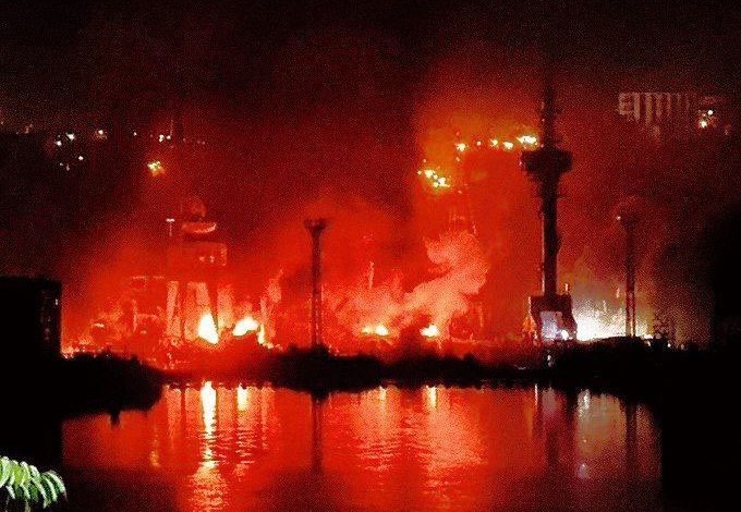 VIDEO. Sevastopol în flăcări: ucrainenii au lovit azi-noapte un submarin de 300 de milioane de dolari și o navă de luptă în portul din Crimeea. Cum și-au construit superioritatea în zonă