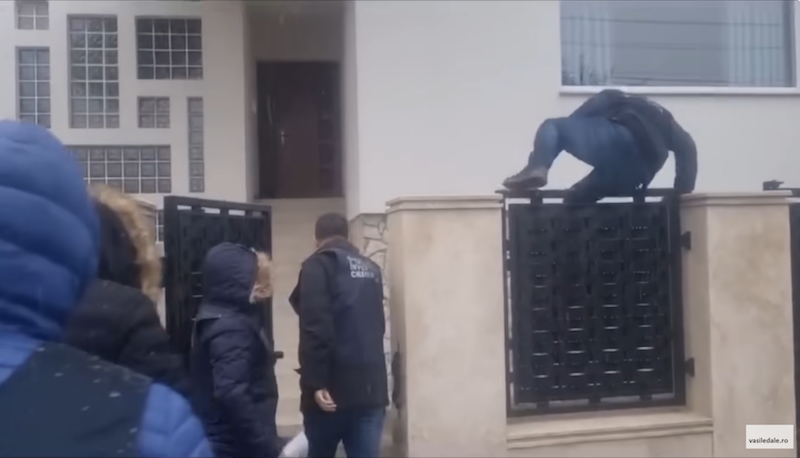 VIDEO. Cazul Cherecheș – imaginile care arată prostia din Poliția română: un agent sare gardul, deși poarta e descuiată!