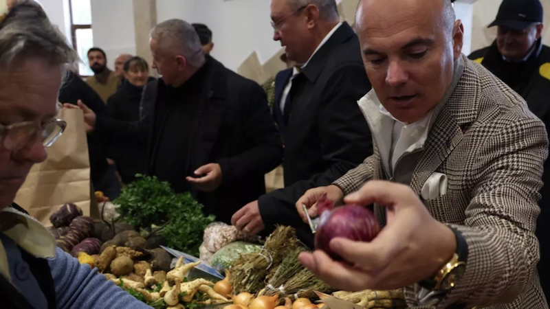 Nerușinatul domn Rareș – „number one” în căpușarea banilor publici. La piață, cu prada la vedere