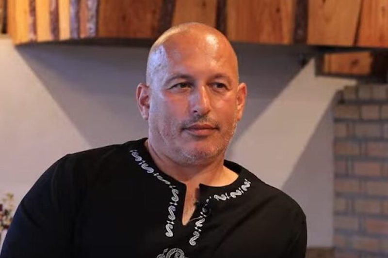 Mesajul celor de la „Ferma Dacilor” amintește de trecutul interlop al patronului. „Am primit orice reproș cu speranța că vom fi iertați pentru păcatele tinereții. Ne-am schimbat”