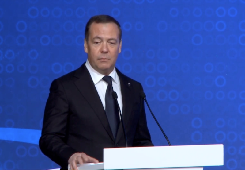 Medvedev se teme că Rusia va avea soarta URSS. „Țara a început să fiarbă și s-a destrămat în părți. Este cel mai rău lucru care se poate întâmpla cu statul nostru”