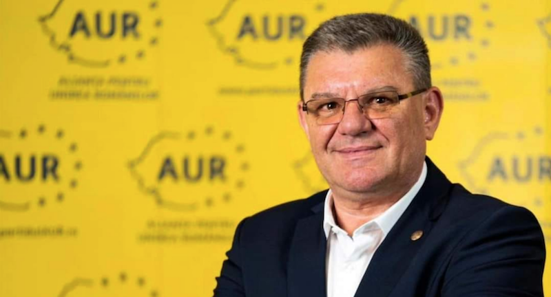 „Milițianul” Coarnă n-a făcut purici nici în AUR! Deputatul a fost dat afară cu acuzații grave. Pensionar special de la 45 de ani și fan al Rusiei putiniste, el ar fi făcut matrapazlâcuri cu banii partidului