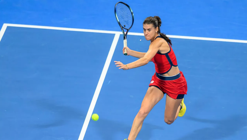 Sorana Cîrstea îi arată mai tinerei Simona Halep cum se obțin victorii mari și la aproape 34 de ani. Calificare spectaculoasă în „optimi”, fără set pierdut