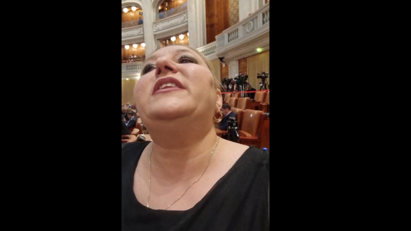 Șoșoacă, apologia mișcării legionare și urlete antisemite în Parlament, de Ziua Israelului. „Trăiască Garda! Trăiască Garda! Sunt mândră de Gardă! Hai, hai, cărați-vă de-aici, de la balcoane! Să huiduiți la voi, în Israel!“
