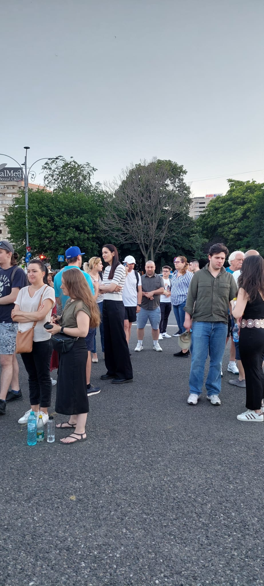 Exces de jandarmi la protestele din Piața Victoriei împotriva fraudării alegerilor. Televiziunile ascund manifestațiile