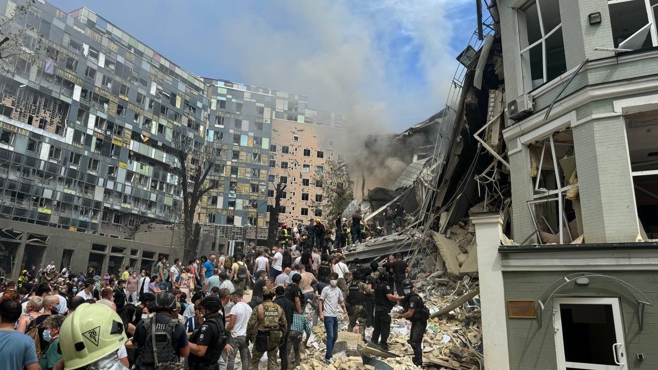 VIDEO. Imediat după ce au lovit cu o rachetă Kh-101 spitalul de copii din Kiev, rușii au pornit o campanie în care îi acuză pe ucraineni că și l-au lovit singuri!