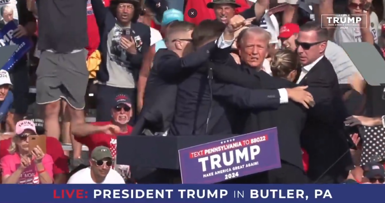 VIDEO. Donald Trump, împușcat la un miting electoral în Pennsylvania! A scăpat cu o zgârietură și a discutat deja cu Joe Biden. Atacatorul a fost ucis