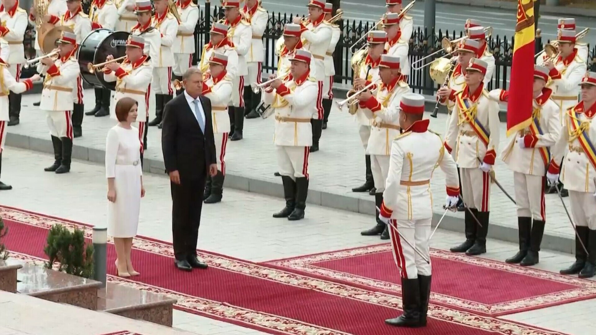 Scârba prezidențială: Iohannis s-a dus cu avion de lux la Chișinău și a plecat după 3 ore, lăsând-o pe Maia Sandu să viziteze singură târgul de carte desfășurat sub patronajul președintelui României
