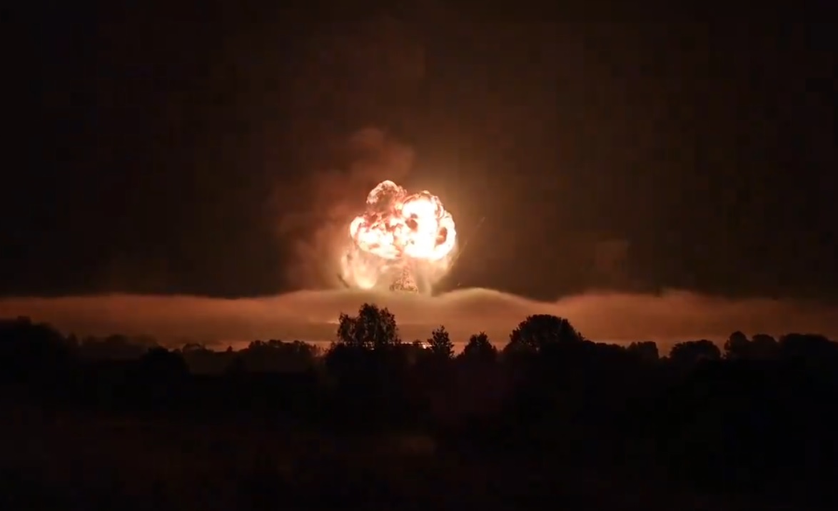 VIDEO. Lovitură formidabilă: dronele ucrainene au aruncat în aer un depozit colosal de armament al rușilor. Exploziile au fost atât de mari încât au provocat un cutremur de 2,8 grade Richter