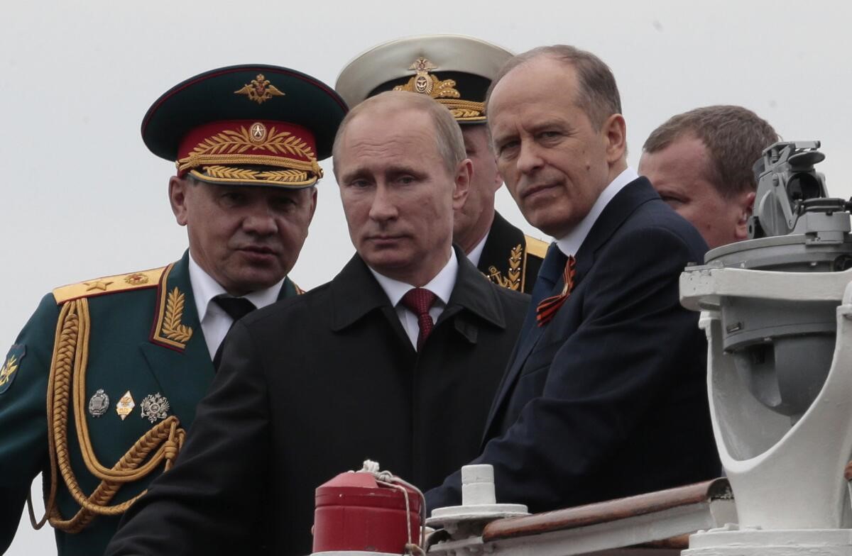 Arhivele FSB capturate la Kursk dezvăluie paranoia din FSB și rapoartele false cu care e intoxicat Putin. Acesta chiar crede în conspirațiile anti-rusești ale anglo-saxonilor, în mercenarii NATO și în băieții crucificați de ucraineni