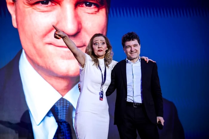 Elena Lasconi: „Nu pot să fac un pas înapoi, e a șasea încercare de a mă scoate din joc” / „Decizia CCR a fost pentru a mă scoate pe mine din cursă. Aveam sondaje care arătau că eu câștigam alegerile”