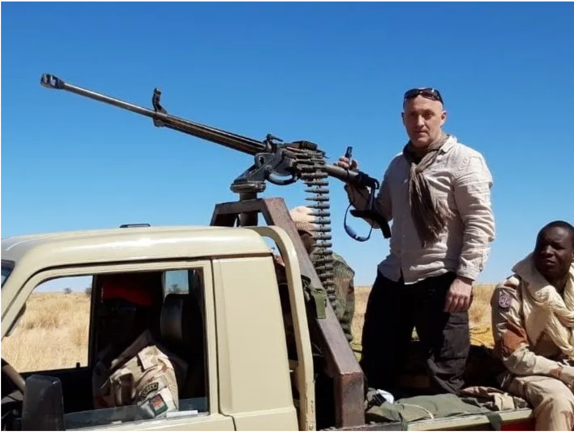 Cele două mesaje instigatoare ale fugarului Horațiu Potra, din Dubai. Către mercenarii săi: „Mergeți la București, cu parul, furca, coasa și toporul! Cei care au arme să iasă cu armele!”. Către militarii din Armata română: „Ieșiți cu armele și arestați-i pe toți! Dacă generalii voștri încearcă să vă oprească, arestați-i și pe ei”