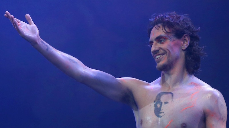 Cel mai putinist artist ucrainean părăsește Rusia și Crimeea ocupată! Și l-a tatuat pe Putin pe piept, dar acum se simte „urmărit”. Prostia vieții lui a fostă să renunțe la Royal Ballet din Londra de dragul tiranului rus