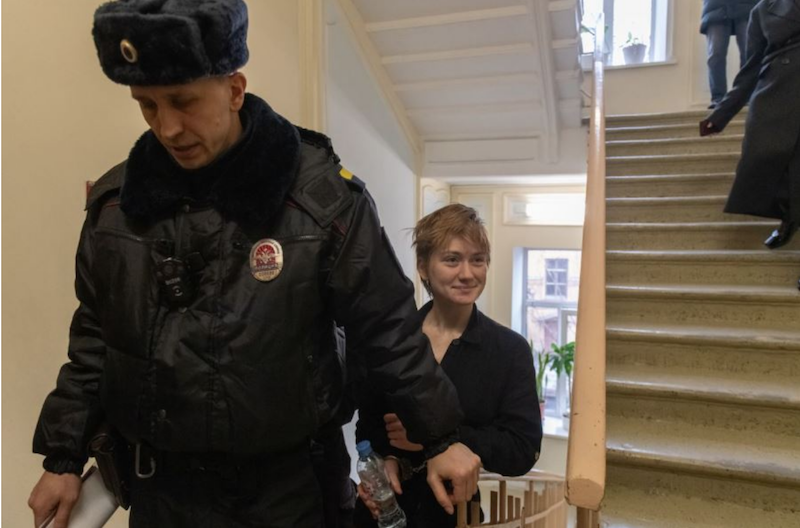 Aproape 3 ani de închisoare pentru o fată de 19 ani care a protestat contra războiului din Ucraina cu poezii din secolul XIX