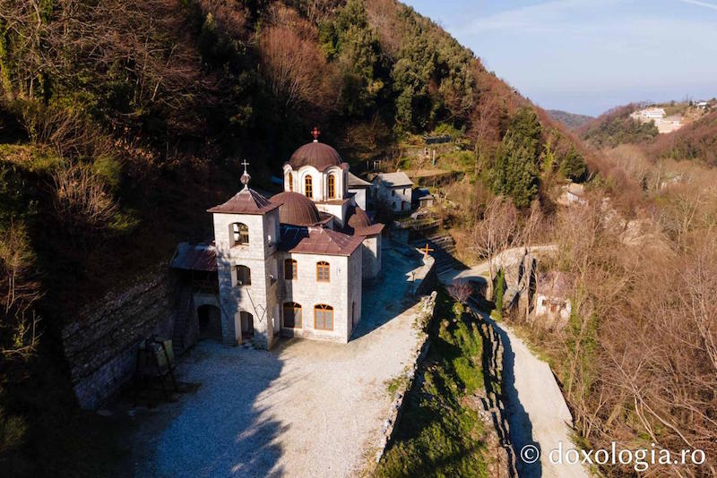 „Fiara mare” din spatele lui Nicușor Dan. Demonizarea făcută de călugării de pe Muntele Athos, plătiți de Gigi Becali