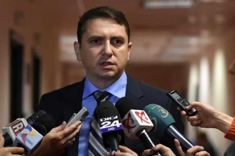 Bărbații care primesc „spor de femeie” sunt conduși de un sinecurist propulsat pe filiera Mazăre – Firea!