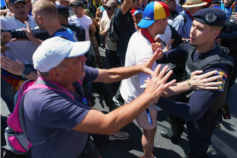 Violențe și isterie la „protestul geto-dacilor”. Noua vedetă a extremiștilor: Nea Ilie din Lungulețu