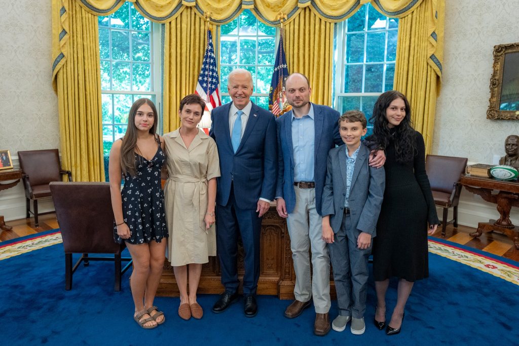 Vladimir Kara-Murza împreună cu soția și cei trei copii ai săi au fost primiți de Președintele SUA Joe Biden la Casa Albă (15 august 2024 - Biroul Oval). Sursa: Oliver Contreras