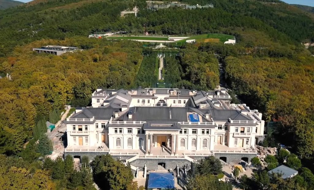 Palatul privat al dictatorului Vladimir Putin. Sursa: You Tube